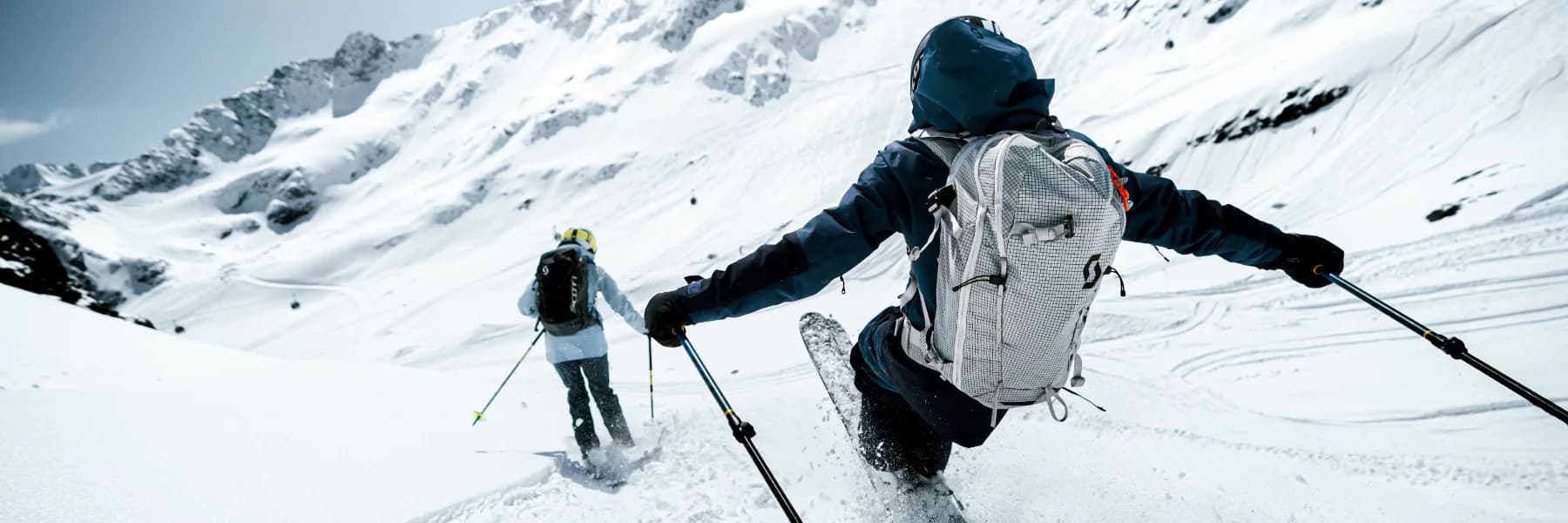 Zwei Skifahrer im Tiefschnee